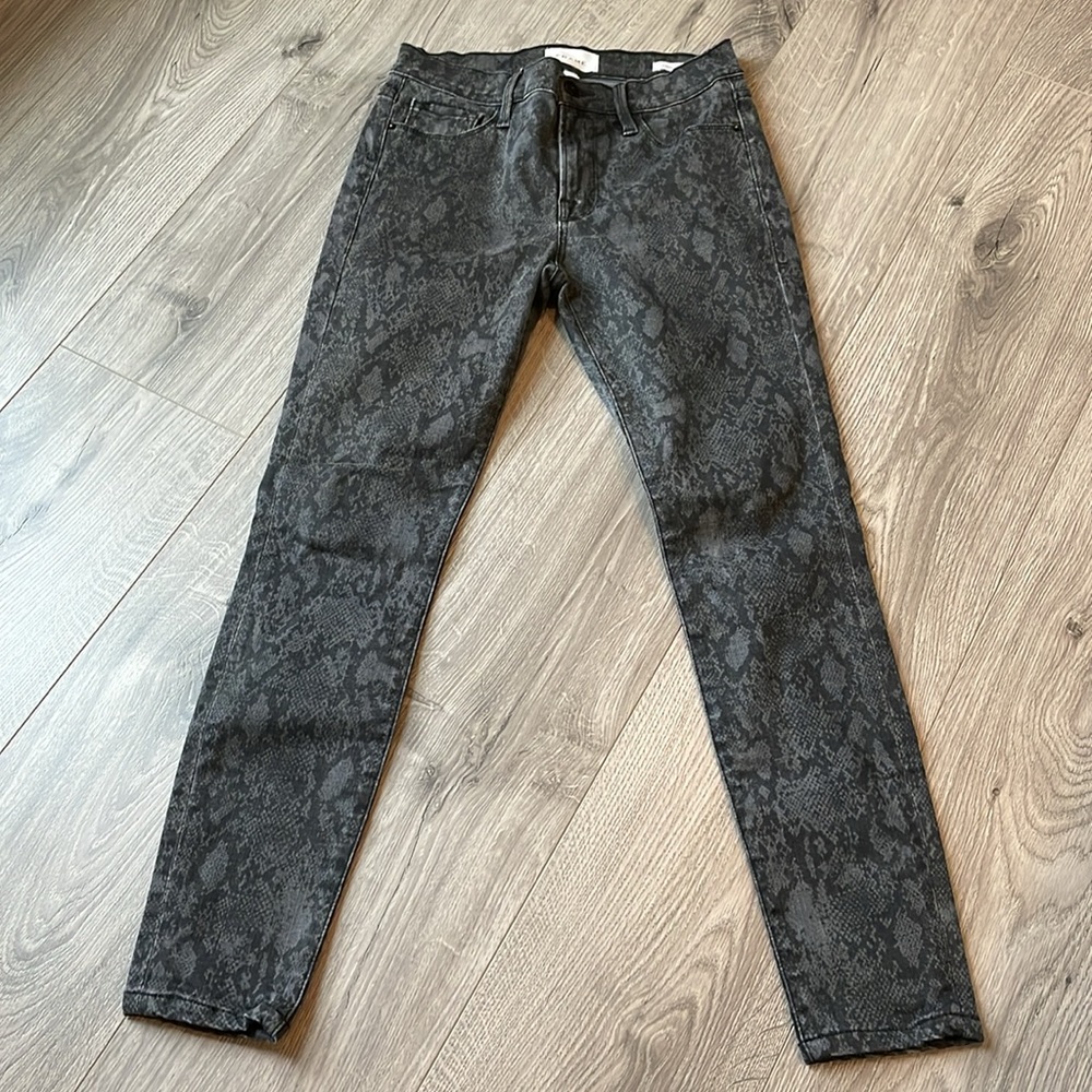 Frame Le Skinny de Jeanne Black Python Jeans .